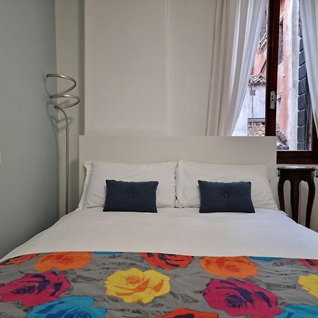Veneziacentopercento La Forcola Apartment, Next To Rialto Bridge Bagian luar foto